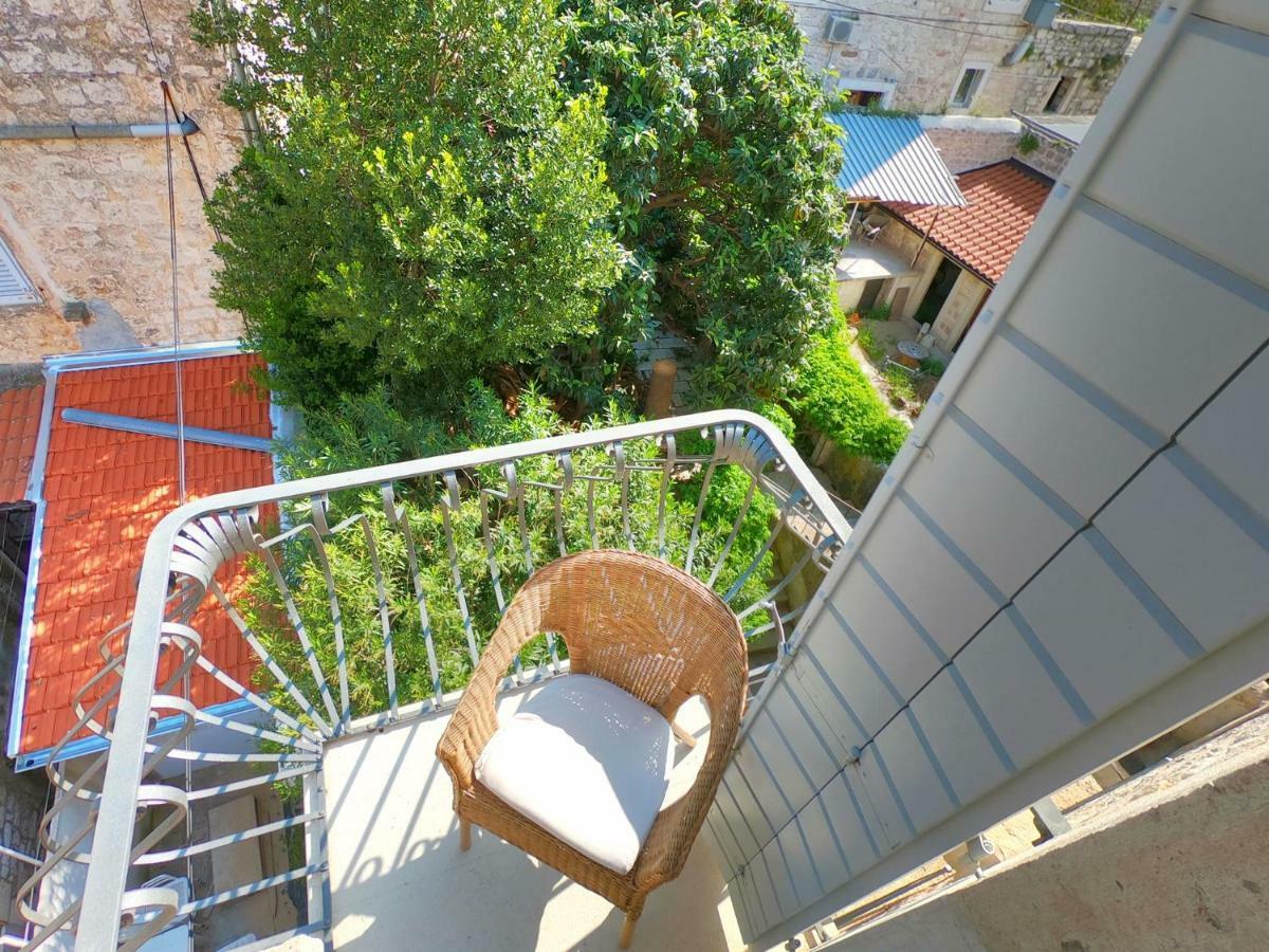 Historic Piazza House & Romantic Hidden Garden Hvar Town Exterior photo