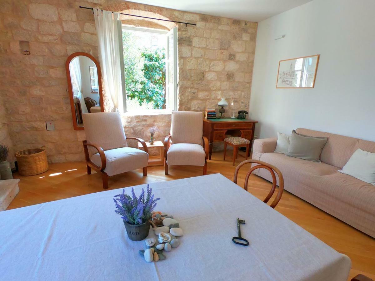 Historic Piazza House & Romantic Hidden Garden Hvar Town Exterior photo