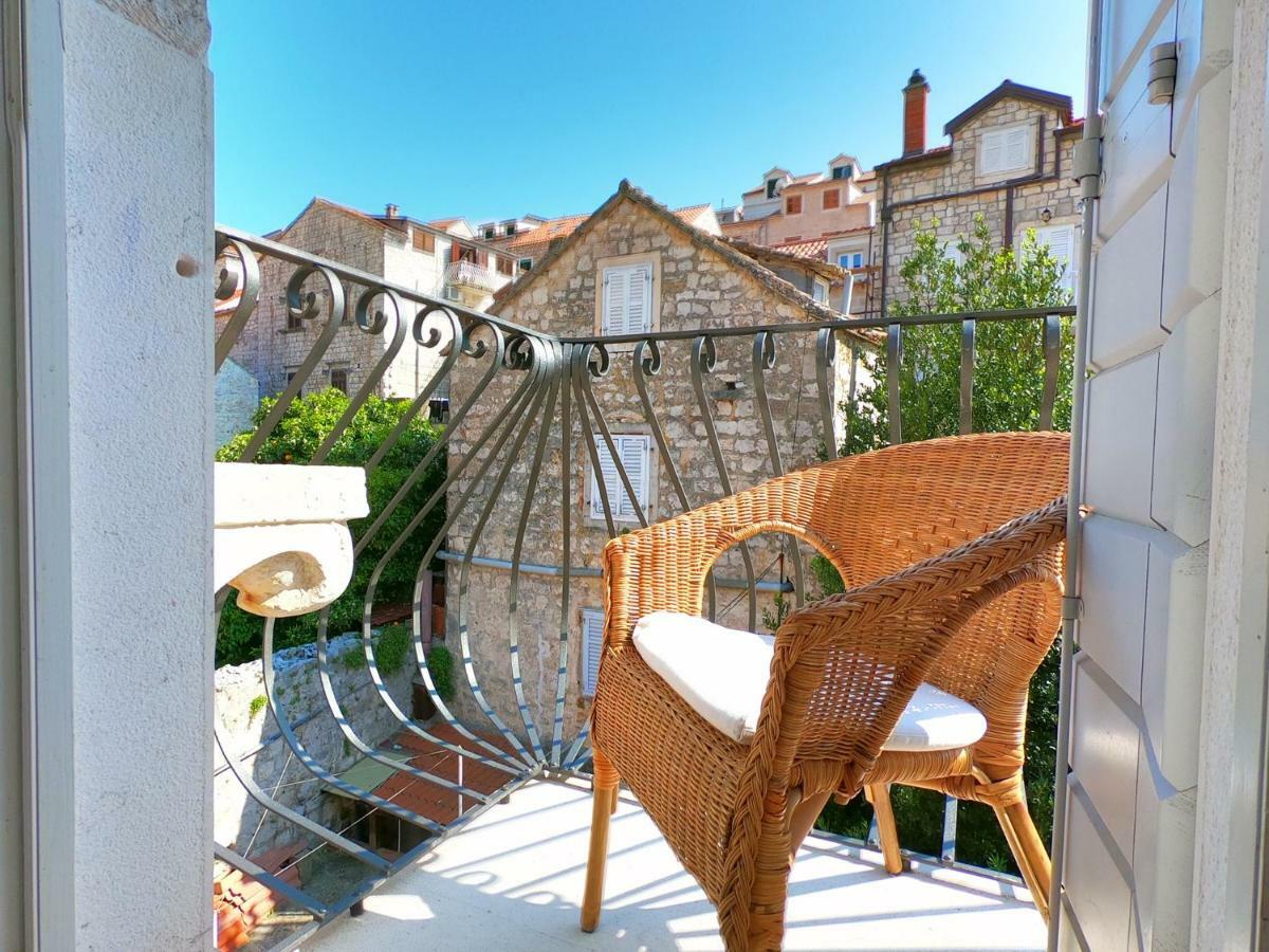 Historic Piazza House & Romantic Hidden Garden Hvar Town Exterior photo