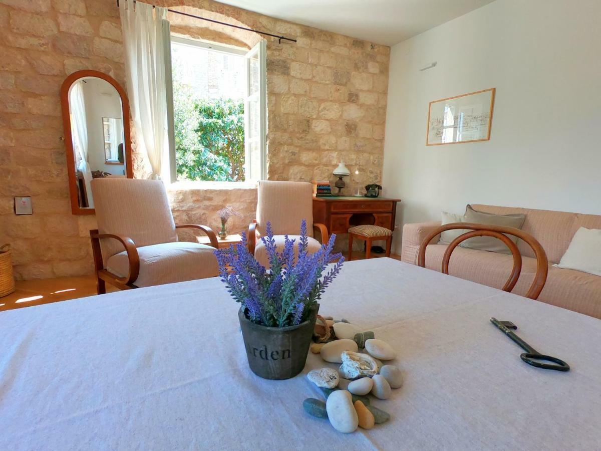 Historic Piazza House & Romantic Hidden Garden Hvar Town Exterior photo