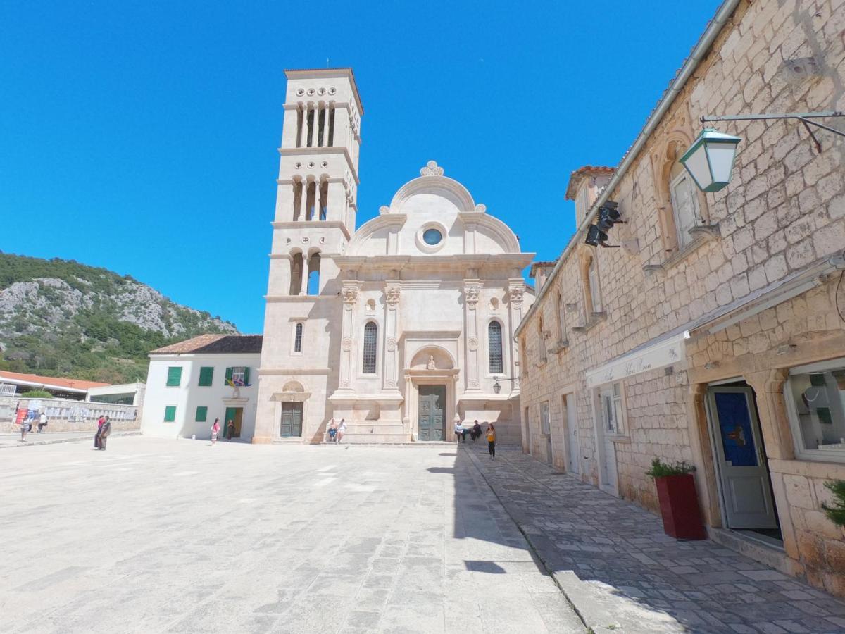 Historic Piazza House & Romantic Hidden Garden Hvar Town Exterior photo