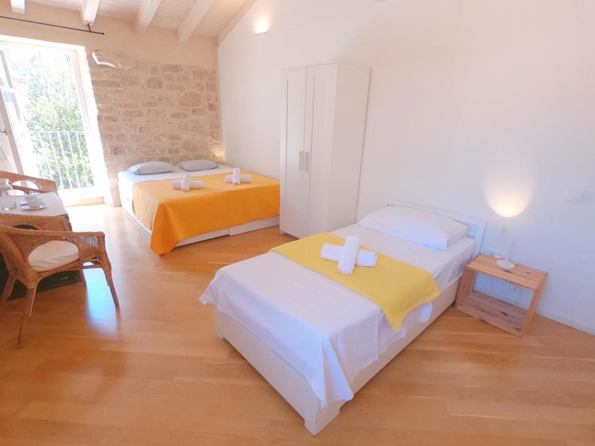 Historic Piazza House & Romantic Hidden Garden Hvar Town Exterior photo